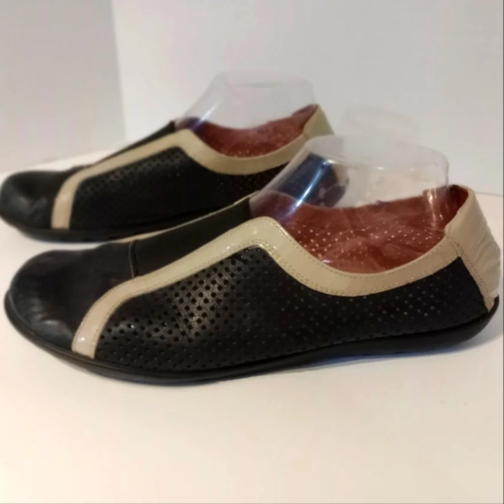 WONDERS ”MÁS AMOR POR FAVOR” PERFORATED LEATHER‎ FLATS Sz. 11 -11.5